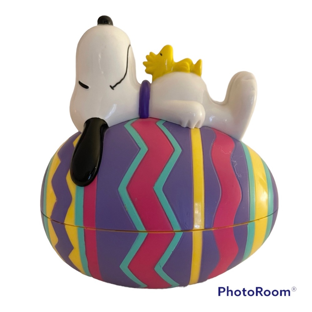 VTG Easter Snoopy & Woodstock On An Easter Egg Candy Container Bank